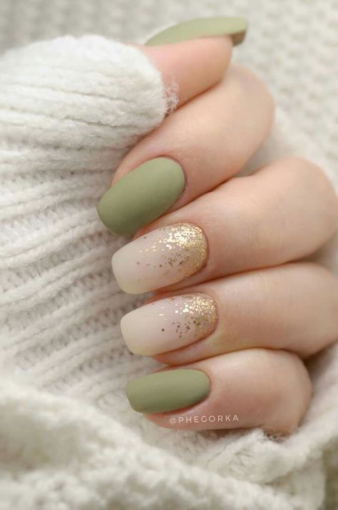 Army Green Spring Nails, Green Gel Manicure Ideas, Sage Green And Beige Nails, Nail Ideas Green And White, Green And White Nails Ideas, Spring Wedding Nails For Guest, Green And Beige Nails, Soft Green Nails, Ongles Beiges