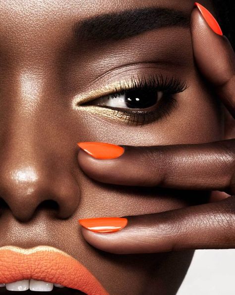 Face And Nails Photo, Poses For Nails, Hermes Moodboard, Nail Model Photography, Nail Campaign, Model Face Poses, Nail Poses Hands Instagram, Nail Fashion Photography, Nail Art Photography