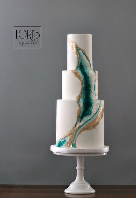 Wedding Cakes Inspiration, Blue Geode Wedding Cake, Geode Wedding Cake With Flowers, Geode Cake Birthday, Geode Wedding Cake, Geode Cakes, Wedding Cake Marble, Crystal Wedding Cake, Geode Cake Wedding