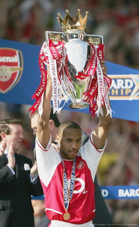 Thierry Henry with the Premier League Trophy - #ArsenalFC #Invincibles #Trophy #PremierLeague #legend #Football #Soccer #Sports #EuropeanFootball #EPL Premier League Aesthetic, Arsenal Invincibles Wallpaper, Henry Wallpaper, Football Legends, Arsenal Invincibles, Legends Of Football, Arsenal The Invincibles, Arsenal Aesthetic Wallpaper, Thierry Henry Aesthetic