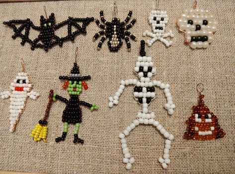 Pony Bead Halloween Patterns, Pony Bead Patterns Halloween, Pony Bead Dinosaur, Bead Pet Patterns, Bead Pets Pattern Easy, Bead Pets, Bead People, Pony Bead Animals, Bead Lizard