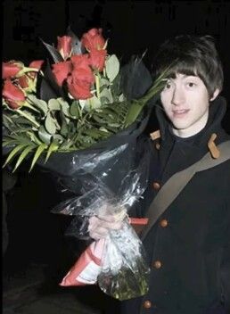 Imagine Alex Turner offering that bouquet of roses to you... Arctic Monkeys Wallpaper, Alex Arctic Monkeys, Timmy Turner, Monkey Wallpaper, Ghost Cookies, The Last Shadow Puppets, Last Shadow, Monkey 3, Artic Monkeys