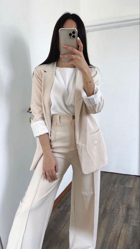 Lawyer Dress, Ootd Outfit Ideas, Female Lawyer, Costume Beige, Beige Hose, Loose Pants Outfit, Proper Attire, Meeting Outfit, Lawyer Outfit