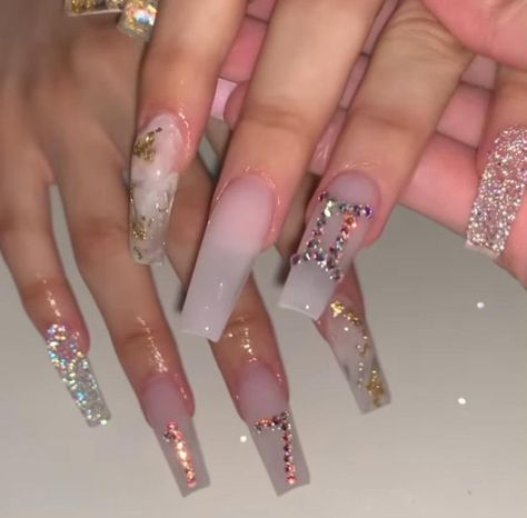 Gemini Nails Short, Zodiac Charm Nails, Zodiac Birthday Nails Acrylic, Gemini Birthday Nails Short, Zodiac Nails Designs Gemini, Pink Gemini Nails, Gemini Inspired Nails, Gemini Acrylic Nails, 17 Birthday Nails Ideas