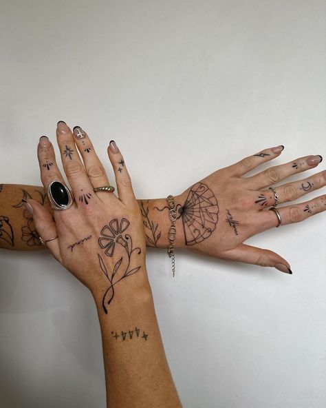 sophie floyd | ✋🏼 🪭 🌷🤚🏼 gorgeous @emilysteeples hands + some little finger adornments (and some old ones touched up) TY for the trust xxxx | Instagram Sophie Floyd, Simple Tattoo Ideas, Faded Tattoo, Nature Tattoo Sleeve, Top Boy, Finger Tats, Hand And Finger Tattoos, Wrist Tattoos For Women, Simple Tattoo