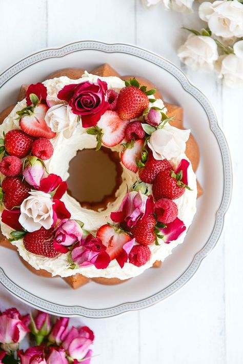 Vanilla Bundt Cake Recipe with Rosewater Buttercream Topped with Edible Flowers Wine Content, Vanilla Bundt Cake Recipes, Vanilla Bundt Cake, Rose Cakes, Edible Flowers Cake, Frosting Flowers, Edible Flowers Recipes, Savory Cakes, Bundt Cake Recipe