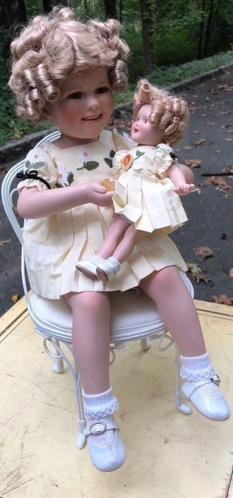 Mint Green Eyes, Porcelain Vase Design, Porcelain Doll Makeup, Porcelain Insulator, Porcelain Dolls For Sale, Porcelain Dolls Value, Native American Dolls, Porcelain Animal, Danbury Mint