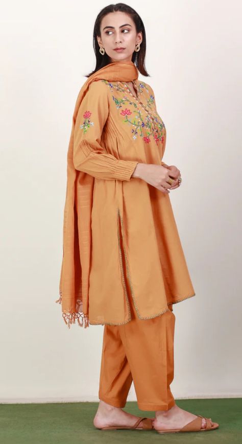 Kasmiri Embroidery Work Kurti, Printed Embroidery Suits, Kasmiri Embroidery Work, Kurti Inspiration, Embroidery Work Kurti, Suit Embroidery, Indian Outfits Lehenga, Pakistani Clothes, Punjabi Outfits