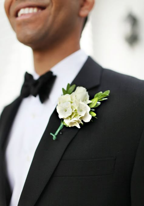 Boutonniere Simple, Hydrangea Boutonniere, Wedding Wine Gift, Wedge Wedding Shoes, Groomsmen Boutonniere, Hydrangeas Wedding, White Wedding Flowers, Corsage Wedding, Boutonniere Wedding