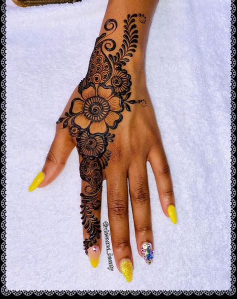 Henna Designs Arm, Mehendi Tattoo, Questioning Reality, Small Henna Designs, Cute Henna Designs, Cute Henna Tattoos, Henna Style Tattoos, Jagua Henna, Red Henna