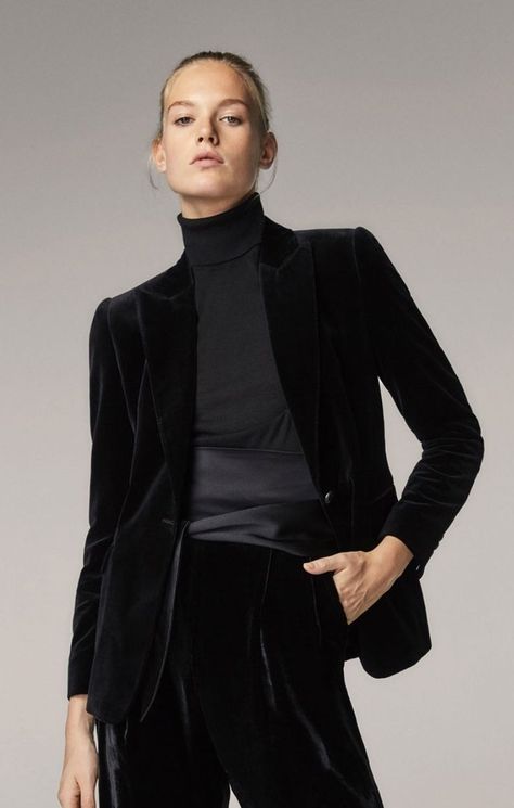 Black Velvet Blazer Outfit, Fashion Party Outfit, Velvet Blazer Outfit, Velvet Blazer Women, European Outfits, Blazer Street Style, Women In Suits, Blazer Outfits For Women, Black Velvet Blazer