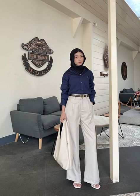 Ootd Kantor Casual, Elegant Outfit Hijab, Ootd Ngampus Hijab, Campus Outfit Hijab, Sg Estetik, Outfit Kuliah Hijab, Feminine Hijabi, Outfit Kulot, Kuliah Outfit