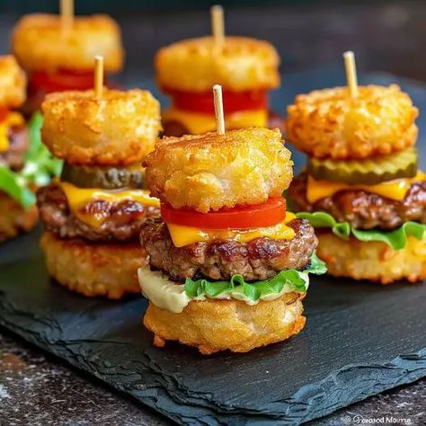 Mini Cheeseburger, Burger Bites, Mini Burgers, Tater Tots, Mini Foods, Cookbook Recipes, Yummy Appetizers, Tater Tot, Appetizer Snacks