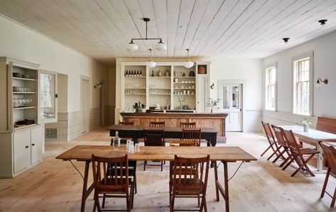 Shaker Dining Room, Schoolhouse Kitchen, Countryside Homes, Shaker House, Cozy Minimalism, Beer And Food, Beeswax Tapers, Beautiful Countryside, Chair Pictures