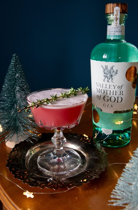 The earthy and warming notes of Valley of Mother of God Gin are joined by a chorus of citrus and froth in this elegantly balanced gin sour. Rosemary Martini, Gin Sour Recipe, Winter Beverages, Christmas Cocktails Easy, Christmas Gin, Rosemary Syrup, Gin Sour, The Botanist, George Burns