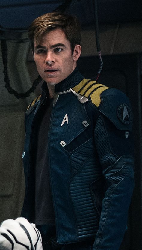 Chris Pine Captain Kirk, Chris Pine Star Trek, Star Trek Chris Pine, Star Trek Outfits, Star Trek Reboot, Futuristic Tech, Si Fi, New Star Trek, Captain Kirk