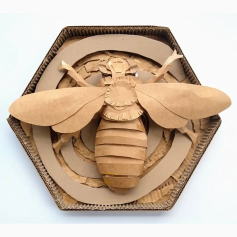 Cardboard Insects Sculpture, Paper Mache Bee, Cardboard Insects, Cardboard Bugs, Cardboard Sculpture Ideas, Cardboard Bee, Cardboard Relief Sculpture, Paper Insects, Bee Sculpture