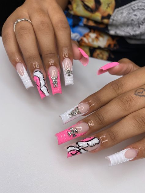 Kaws Nails Design With Charms, Kaws Design Nails, Medium Kaws Nails, Pink Kaws Nails Design, Nail Kaws, Nail Ideas Kaws, Kaws Nail Ideas, Sneaker Ball Nails, Kaws Flower Nails