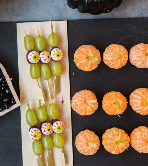 Healthy Halloween-themed kid snacks-green and purple grapes on a skewer with candy eyes and Cutie tangerines with celery stems Halloween Grapes, Lunch Party Decor, Block Party Food, Group Snacks, Boo Ideas, Halloween Block Party, Halloween Themed Snacks, Easy Halloween Party Food, Dinner Party Menu Ideas