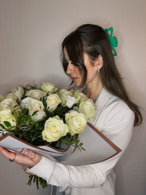 White roses bouquet aesthetic pose curtain bangs white blazer neutral colours birthday flowers brown medium hair curly hair White Rose Bouquet Aesthetic, White Rose Flower Bouquet, Rose Bouquet Aesthetic, Flower Bouquet Aesthetic, Flower Bouquet Birthday, Bouquet Aesthetic, Rose Flower Bouquet, Bouquet Birthday, Bday Pics