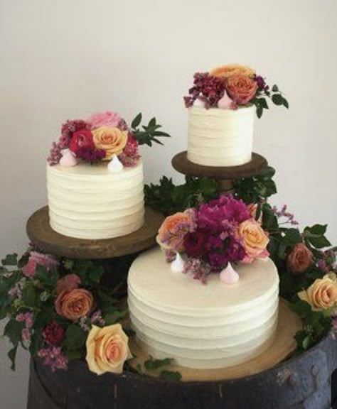 Wedding Cake With Flowers, Unusual Wedding Cakes, Cake With Flowers, Unusual Weddings, Buttercream Wedding Cake, Wedding Cake Rustic, Tipi Wedding, Country Chic Wedding