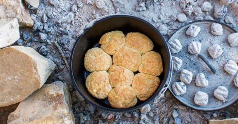 camping buttermilk biscuits Dutch Oven Biscuits, Campfire Dinner Recipes, Vegetarian Camping Recipes, Camp Cooking Recipes, Camping Dessert Recipes, Dutch Oven Camping Recipes, Baking Powder Biscuits, Dutch Oven Camping, Camping Dishes