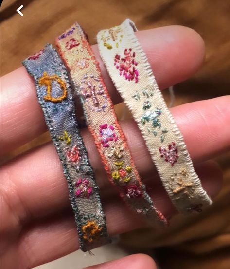 Embroidered Bracelet Diy, Embroided Bracelet, Fabric Bracelets Diy, Hippie Embroidery, Thread Accessories, Embroidery Bracelet, Instagram Song, Ribbon Bracelet, Fiber Art Jewelry