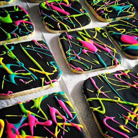 Neon Cake Pops, Glow In The Dark Cookies, Neon Cookies Decorated, Neon Birthday Cookies, Neon Sugar Cookies, Glow Cookies, Neon Cookies Glow, Neon Cookies, Neon Party Foods