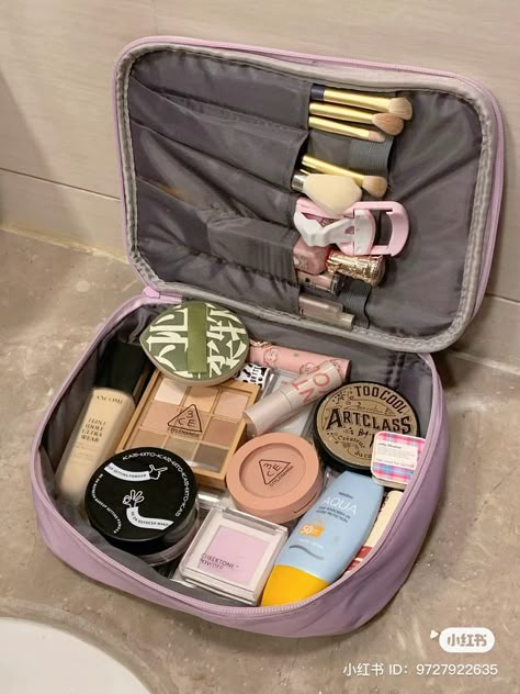 Makeup Bag Korean, Viaje Aesthetic, Aesthetic Makeup Bag, Backpack Essentials, Inside My Bag, Hello Kitty Themes, Handbag Essentials, Pretty Skin, Creative Instagram Photo Ideas