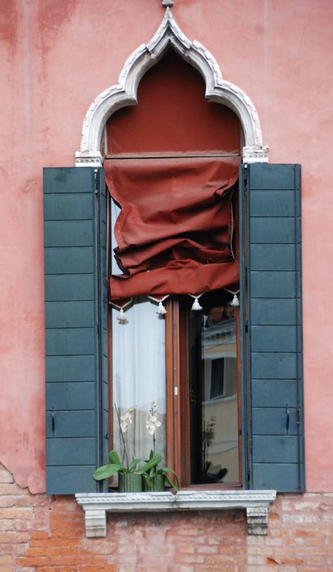 Venetian Window, Venice Italy Photography, Gothic Windows, European Architecture, Italy Photography, Red Roof, Beautiful Windows, Old Windows, Arched Windows