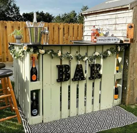 Palet Bar, Bar En Palette, Bar En Plein Air, Recycling Projects, Bra Tips, Diy Outdoor Bar, Outside Bars, Diy Home Bar, Pallet Bar