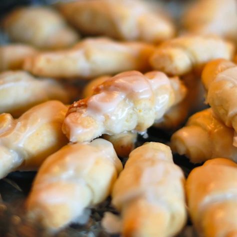 These butterhorns are the ones my Grandma makes for every holiday and special occasion. They're cute little sweet rolls topped with a vanilla glaze. Butterhorns Recipe, Butter Horns, Pinch Of Yum, Grandmas Recipes, Sweet Roll, Creamy Garlic, Dinner Rolls, Stick Of Butter, Christmas Baking