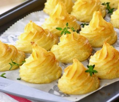 Un piure reinterpretat, cartofii ducesei sunt tot ce aveți nevoie pentru a impresiona familia și Duchess Potatoes, Potatoes Mashed, Potatoe Recipes, Potato Dishes, Side Recipes, Veggie Dishes, Side Plates, Vegetable Dishes, Side Dish Recipes