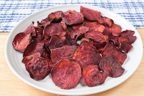 Air Fryer Beet Chips Veggie Chips Recipe, Air Fryer Chips, How To Make Beets, Radish Chips, Beet Chips, Veggie Chips, Sweet Potato Chips, Kale Chips, Fryer Recipes