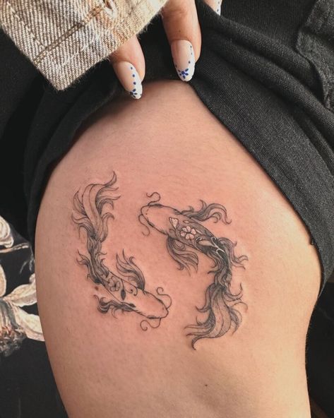 20 Absolutely Stunning Thigh Tattoos For Women Tattos For Guys, Dragon Thigh Tattoo, Thigh Tattoos For Women, Goldfish Swimming, Goldfish Tattoo, Swimming Tattoo, Pisces Tattoos, Thigh Tattoos, Asian Tattoos