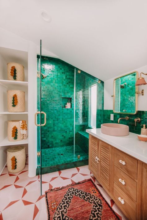 Makeover Kamar Mandi, Green Tiles, Bad Inspiration, Green Tile, Design Del Prodotto, House Decoration, Style At Home, Diy Bathroom, Bathroom Renovations