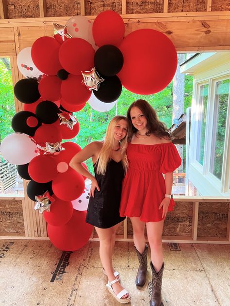 Uga Themed Party, Uga Party Decorations, Uga Grad Party, Uga Graduation Party, Uga College Aesthetic, Creswell Dorm Uga, Uga Graduation, Grad School, Grad Party