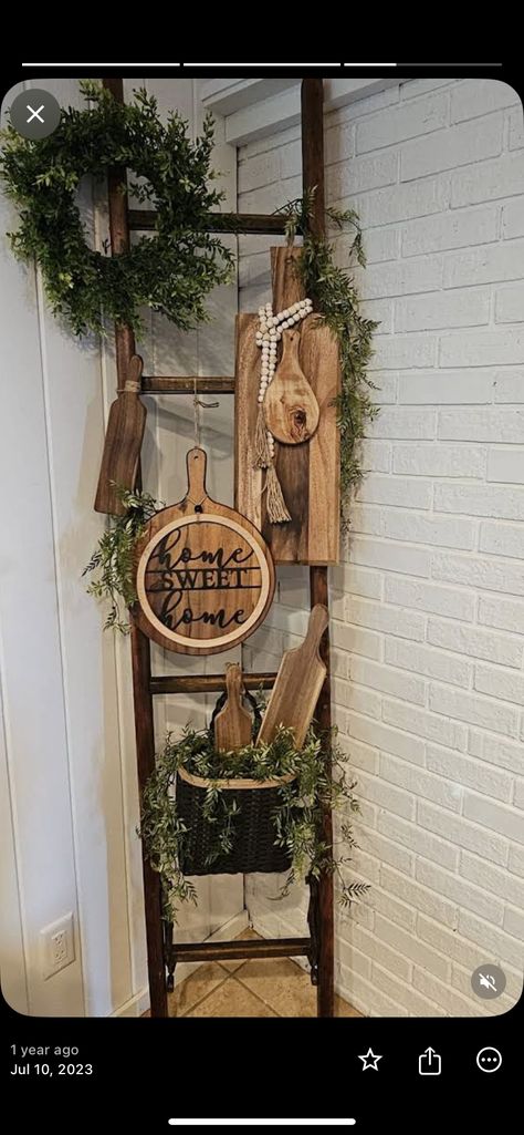 Farmhouse Ladder Decor Ideas, Scale Decorate Ideas, Ladders For Decoration Farmhouse Decor, Blanket Ladder Christmas Decor, Ladder On Wall Decor, Porch Ladder Decor, Old Wooden Ladder Ideas, Ladder Decor Living Room, Decorative Ladder Ideas