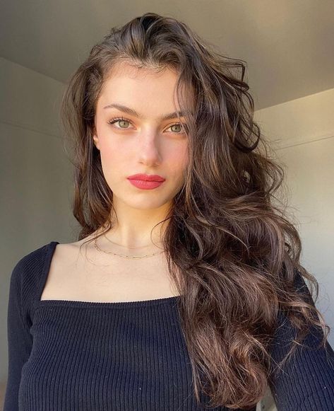 Femme Fatale on Instagram: “Natural makeup @zoiamossour” Zoia Mossour, Summer Makeup Looks, Turkish Women Beautiful, Model Face, Look Chic, Dark Hair, Pretty Face, Aesthetic Girl, Hair Inspo