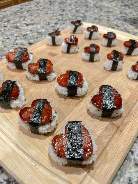 Heart Spam Musubi, Heart Foods Shaped, Heart Sushi Platter, Cute Lunch Ideas For Boyfriend, Food For Boyfriend, Grunge Food, Heart Sushi, Musubi Recipe, Cute Cooking