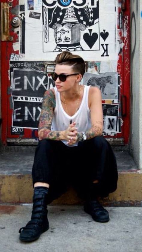 Ruby Rose In A Suit, Ruby Rose Model, Androgynous Women, Rose Beautiful, Lesbian Fashion, Tomboy Chic, Androgynous Fashion, Rose Hair, Orange Is The New Black