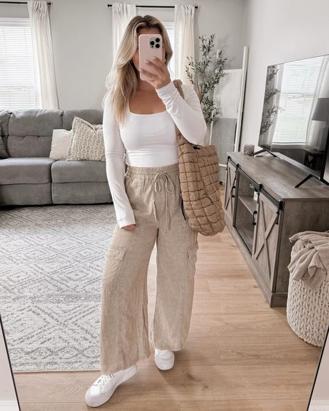 Fall Outfits Linen Pants, Linen Pants Outfit Fall, Beige Linen Pants Outfit, Cargo Outfits Women, Cream Linen Pants, Linen Pants Style, August Outfits, Tan Linen Pants, Pre Fall Outfits