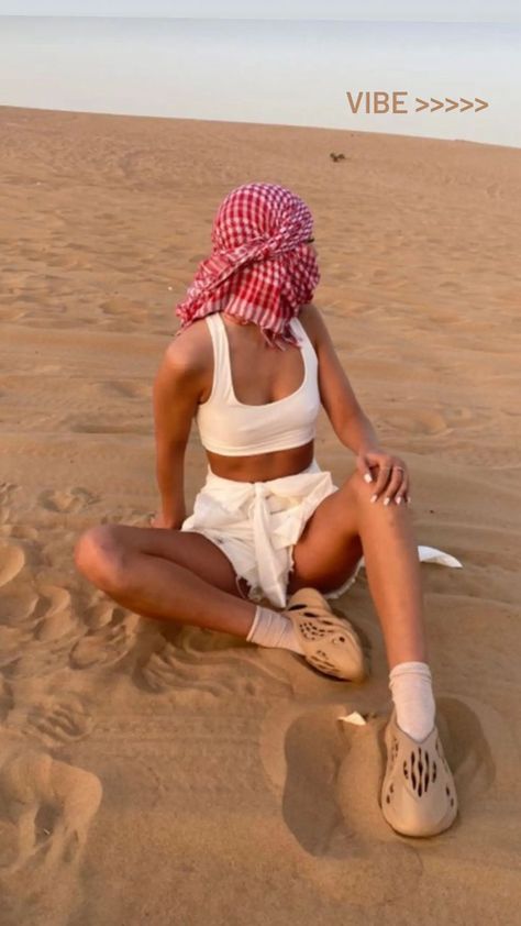 Dessert Safari Dubai Outfit, Black Women Vacation Outfits, Dubai Sand Dunes Outfit, Dessert Safari Dubai Outfit Women, Dubai Safari Outfit, Desert Safari Photo Ideas, Desert Outfits Women, Dubai Street Fashion, Desert Outfit Ideas Dubai