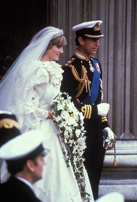 Un ramo de flores blancas para las novias más icónicas de todos los tiempos Princess Diana Tiara, Princess Diana Wedding Dress, Charles And Diana Wedding, Diana Wedding Dress, Royal Wedding Gowns, Princess Diana Wedding, Prince Charles And Diana, Prinz Charles, Cow Boys