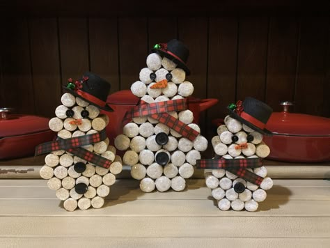 Snowmen made out of wine corks. ☃️ Christmas Crafts Using Wine Corks, Christmas Wine Cork Ideas, Wine Cork Projects Christmas, Things To Make With Wine Corks, Cork Art Projects, Crafts With Wine Corks, Wine Corks Ideas, Christmas Cork Crafts, Cork Christmas Crafts