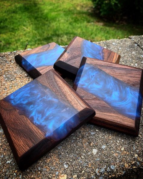 Coasters With Resin, Log Crafts, Epoxy And Wood, Epoxy Coasters, Diy Resin Table, Resin And Wood Diy, Epoxy Projects, Epoxy Wood Table, Wood Resin Table