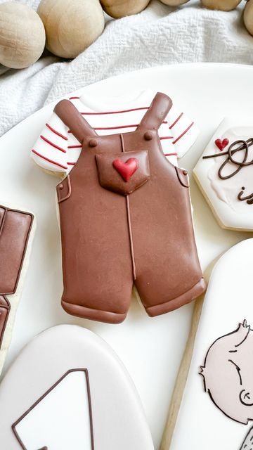 Overall Cookies Decorated, Onesie Cookies Decorated, Up Cookies, Cookie Techniques, Baby Boy Cookies, Baby Boy Sprinkle, Cookie Royal Icing, Baby Boy Overalls, Onesie Cookies