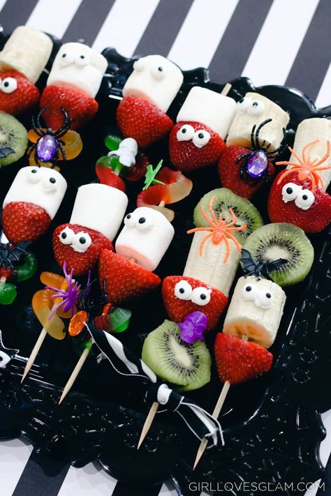 Halloween Skewers, Halloween Appetizers For Adults, Halloween Fingerfood, Halloween Lunch Box, Halloween Finger Foods, Cupcake Diaries, Halloween Lunch, Fruit Kebabs, Perfect Halloween Party