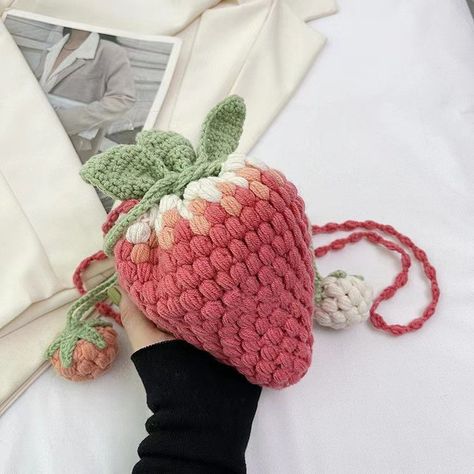 Crochet Drawstring Bag, Hand Knit Bag, Tote Crochet, Confection Au Crochet, Crochet Strawberry, Pola Amigurumi, Crochet Clutch, Fun Crochet Projects, Crochet Diy