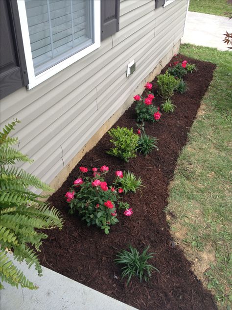 Trailer Park Landscaping Ideas, Simple Flower Beds In Front Of House, Easy Landscaping Front Yard, Dream Garden Backyards, Front Lawn Landscaping, Front Garden Landscape, Small Front Yard Landscaping, Front Yard Garden Design, Landscaping Garden